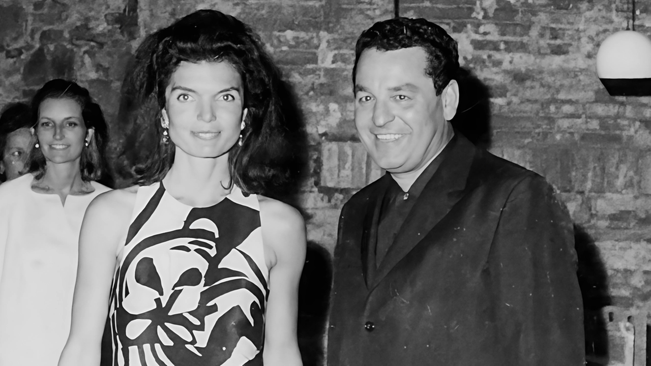 Il fotografo Alcide Tosi con Jacqueline Kennedy in visita a Lucca nell’estate 1967 Il fotografo Alcide Tosi con Jacqueline Kennedy in visita a Lucca nell’estate 1967