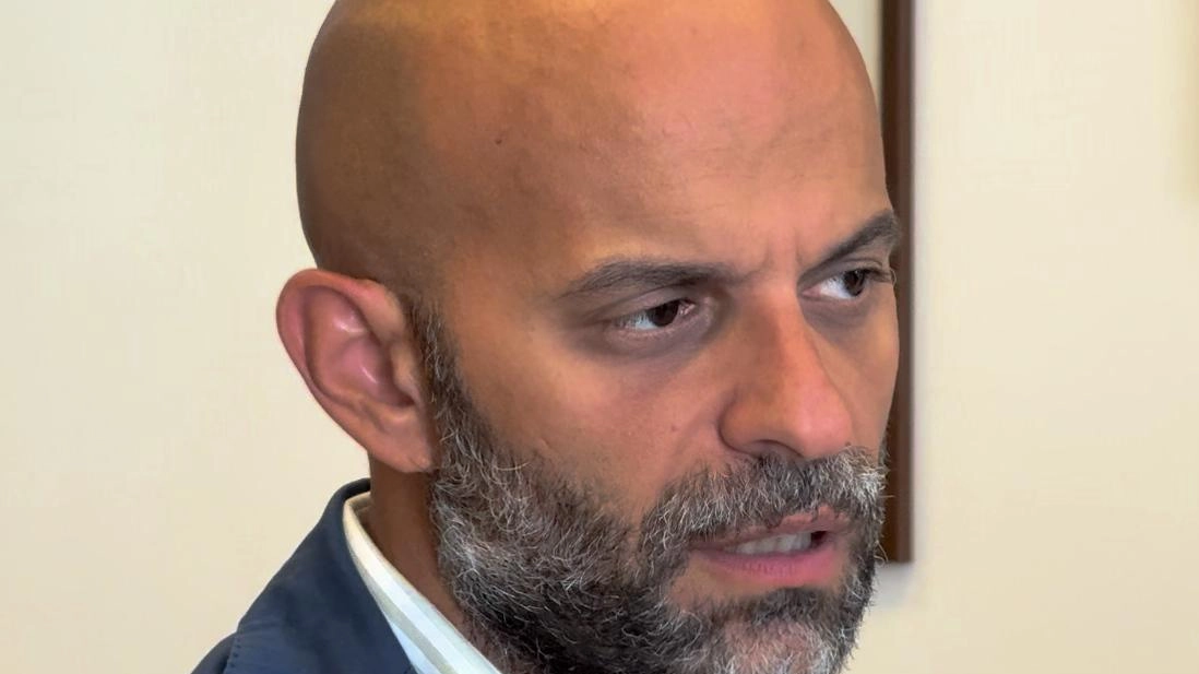 Luca Trapanese presenta il libro "Nata per te" a Montecatini Terme, raccontando la sua esperienza di adozione di Alba, una bambina con sindrome di Down. Luca Trapanese presenta il libro "Nata per te" a Montecatini Terme, raccontando la sua esperienza di adozione di Alba, una bambina con sindrome di Down.