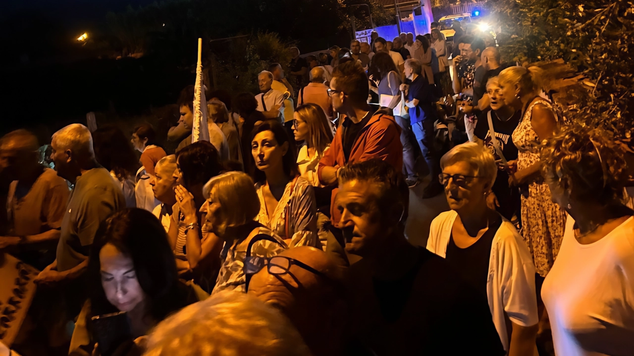 Il Comitato Avenza Si-Resiste ha organizzato un corteo contro gli alloggi Erp "Quella zona contiene il cromo esavalente di Ferroleghe". Il Comune smentisce. Il Comitato Avenza Si-Resiste ha organizzato un corteo contro gli alloggi Erp "Quella zona contiene il cromo esavalente di Ferroleghe". Il Comune smentisce.