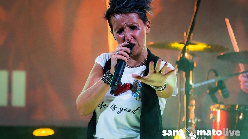 Gloria Traversari durante uno dei concerti tenuti al Santomato Live di via Montalese dai «Bomba all’Hotel» Gloria Traversari durante uno dei concerti tenuti al Santomato Live di via Montalese dai «Bomba all’Hotel»