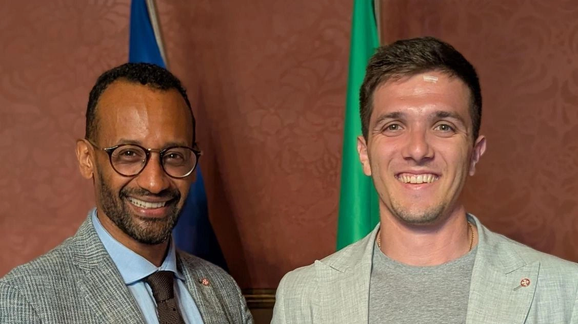 I consiglieri comunali Lorenzo Vouk e Amanuel Sikera si stringono la mano: il passaggio di consegne I consiglieri comunali Lorenzo Vouk e Amanuel Sikera si stringono la mano: il passaggio di consegne