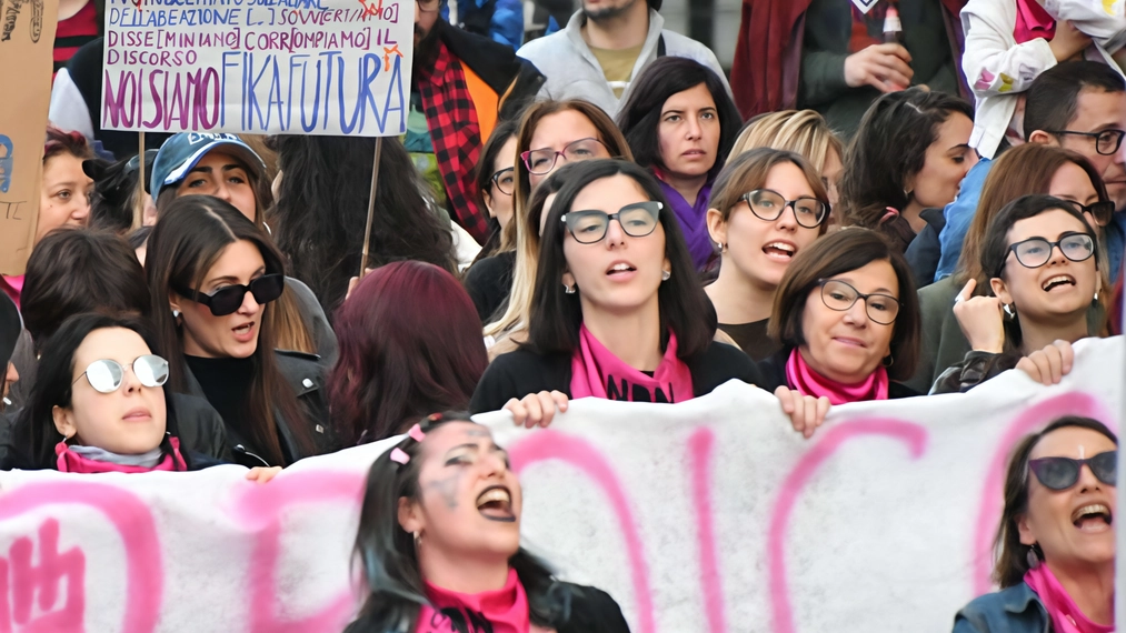 Oltre duecento persone hanno attraversato la città partendo dalla piazza del tribunale "Trasformiamo la rabbia verso i continui femminicidi in un blocco per rifiutare le violenze".