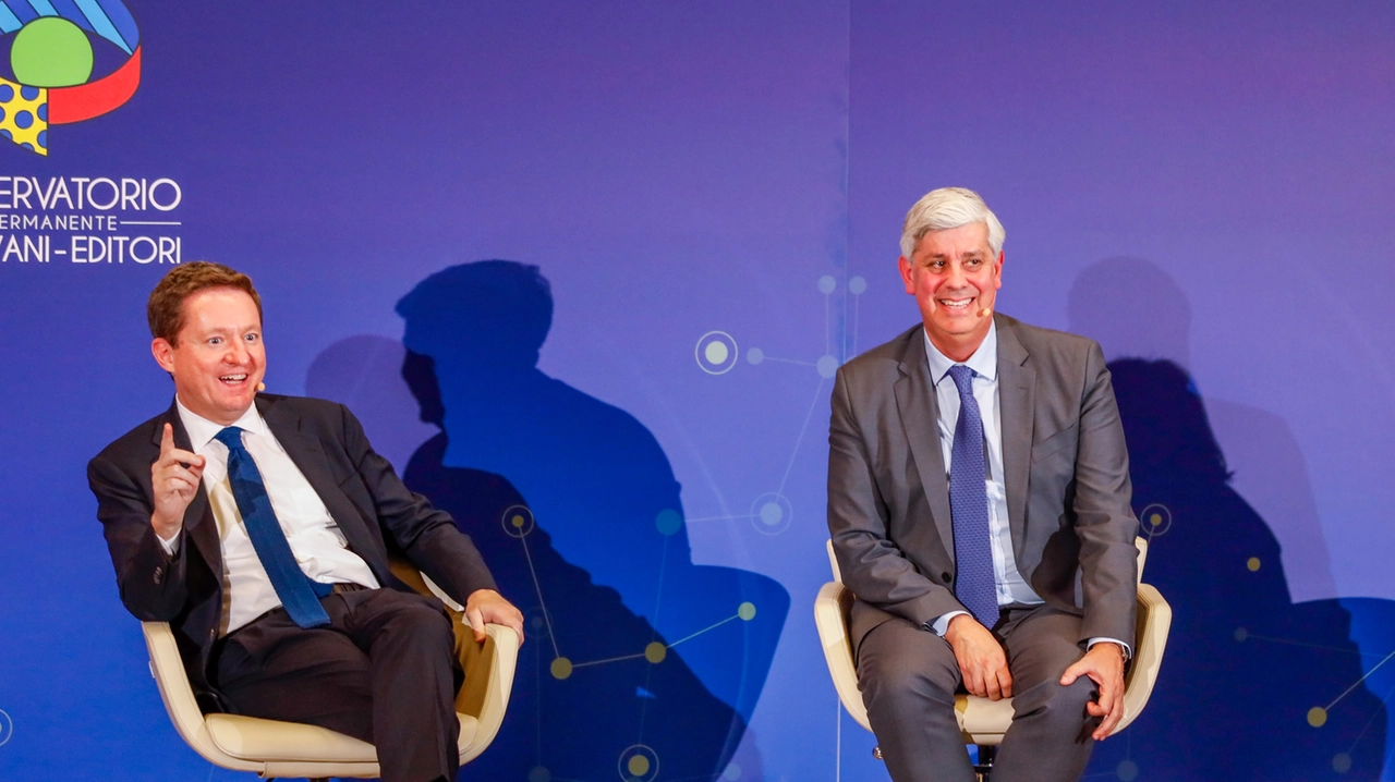 Qui sopra, Andrea Ceccherini e Mario Centeno; in basso a destra, la sala della Camera di Commercio; sopra, le classi 4AT e 3AFM e i professori dell’Istituto Leardi di Casale Monferrato nella redazione de La Nazione a Firenze