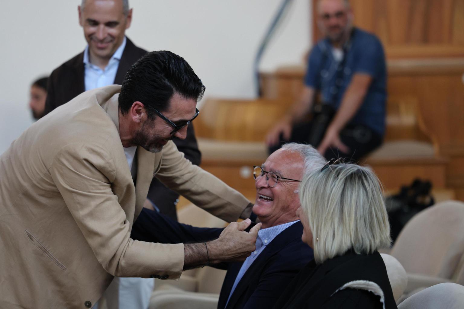 https://www.lanazione.it/image-service/view/acePublic/alias/contentid/ZjQ3MDQ1ZGItZWIxYi00/0/due-giorni-di-sport-sfilata-di-vip-del-calcio-a-casa-di-brunello-cucinelli.jpeg