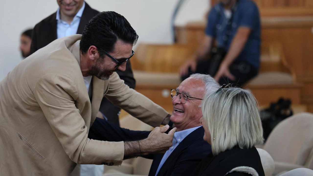 L’ex portiere della Juventus, il campione del mondo Gianluigi Buffon insieme all’allenatore della Roma Caludio Ranieri L’ex portiere della Juventus, il campione del mondo Gianluigi Buffon insieme all’allenatore della Roma Caludio Ranieri