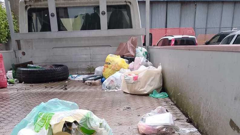 Il camioncino in cui piovono rifiuti gettati dai passanti di Avenza Il camioncino in cui piovono rifiuti gettati dai passanti di Avenza
