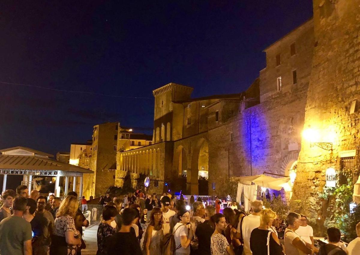 calici sotto le stelle nelle piazze serate a tema a massa e pitigliano