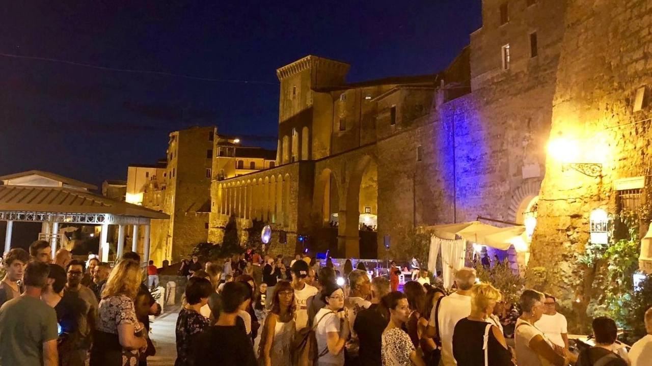 Torna, immancabile come ogni 10 agosto, l’appuntamento con ’Calici di stelle’ anche a Massa e Pitigliano (foto d’archivio)