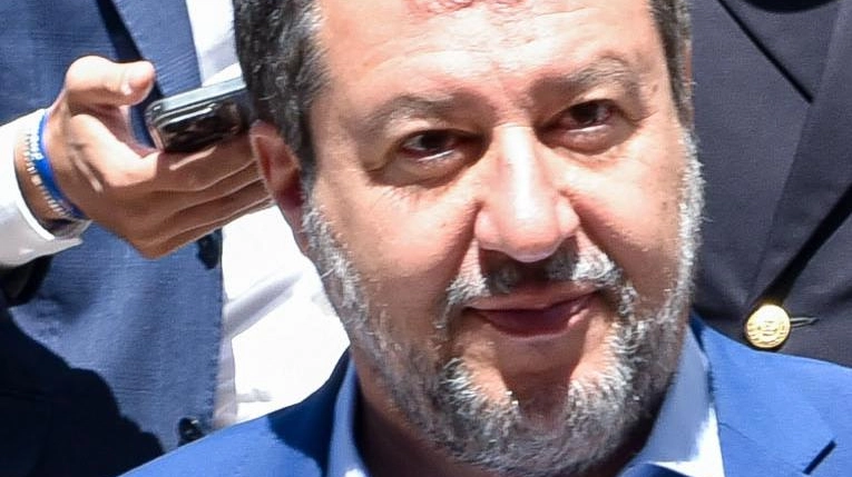 Un sorso di vino andato... di traverso ed è baruffa tra il leader della Lega, Matteo Salvini e le istituzioni...