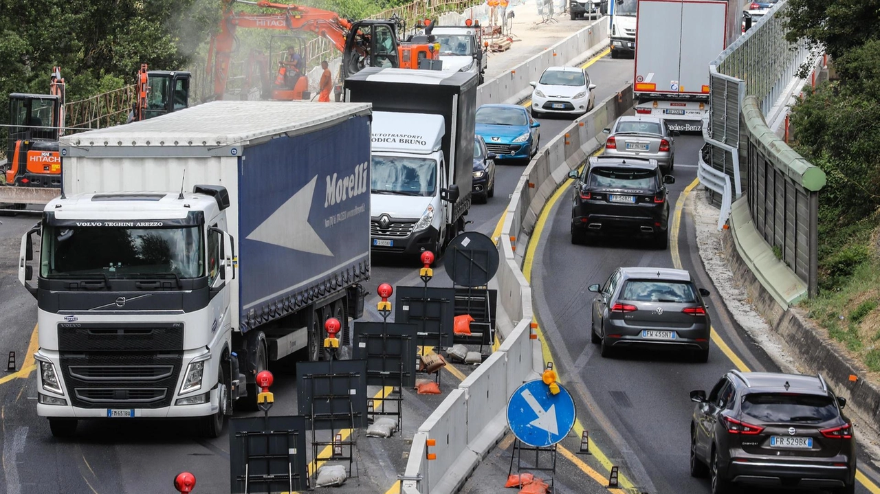 Rallentamenti, code e lavori sulla Fipili: una costante che le categorie economiche chiedono di superare Rallentamenti, code e lavori sulla Fipili: una costante che le categorie economiche chiedono di superare