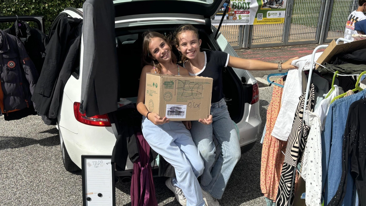 Sofia Torrente e Marina Novelli arrivate da Tirrenia e Marina hanno nascosto in uno scatolone. oggetti da pescare a sorpresa Sofia Torrente e Marina Novelli arrivate da Tirrenia e Marina hanno nascosto in uno scatolone. oggetti da pescare a sorpresa