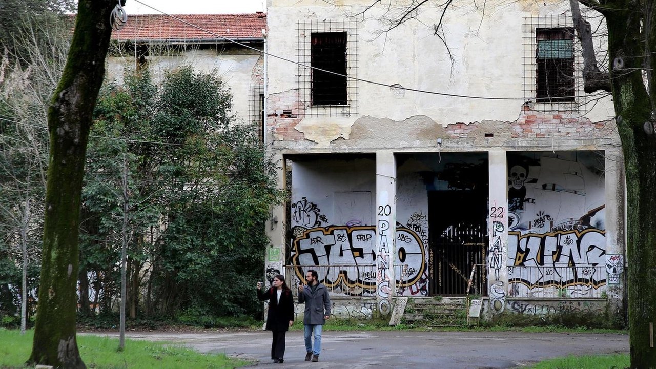 Nell’accordo da 17 milioni di euro previsti anche case popolari, palestra, un parco e aree dedicate all’arte "La riqualificazione del complesso è un passo importante, e prevede la realizzazione di una nuova scuola" . Nell’accordo da 17 milioni di euro previsti anche case popolari, palestra, un parco e aree dedicate all’arte "La riqualificazione del complesso è un passo importante, e prevede la realizzazione di una nuova scuola" .