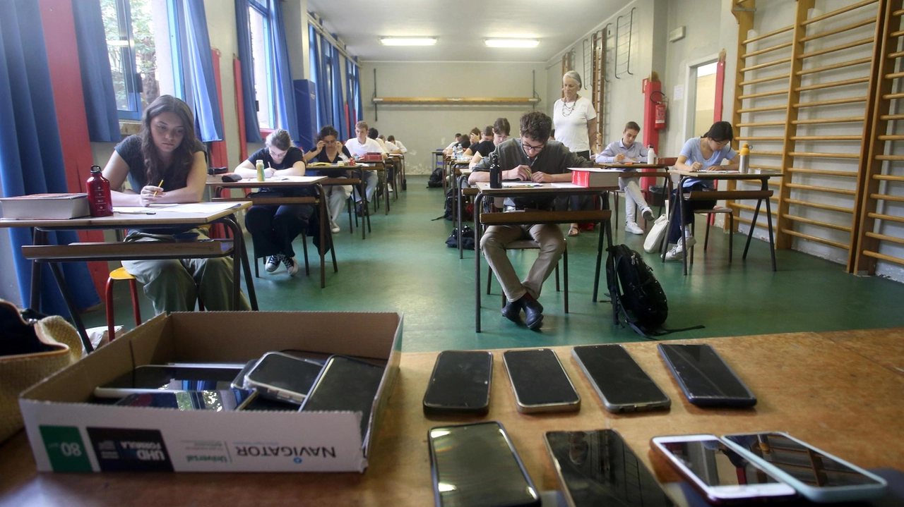I cellulari lasciati sulla cattedra in una scuola I cellulari lasciati sulla cattedra in una scuola