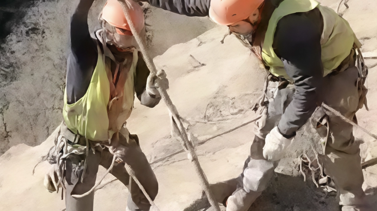Operai a lavoro per mettere in sicurezza la frana dello Spuntone sul Fosso delle Lellere alla periferia di Colle. L’amministrazione ha stanziato ulteriori 300mila euro che si aggiungono ai 200mila deliberati a febbraio Operai a lavoro per mettere in sicurezza la frana dello Spuntone sul Fosso delle Lellere alla periferia di Colle. L’amministrazione ha stanziato ulteriori 300mila euro che si aggiungono ai 200mila deliberati a febbraio
