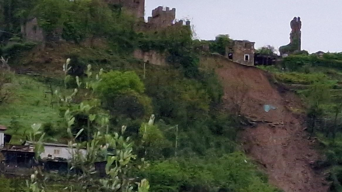 l disastro in corso sulle pendici di Moneta. Castello a rischio