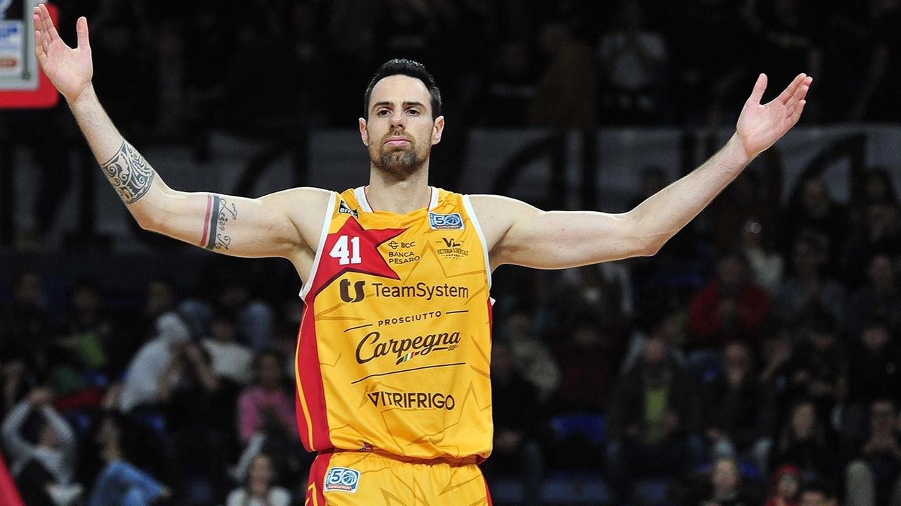 Simone Zanotti. ha giocato con la maglia di Pesaro Simone Zanotti. ha giocato con la maglia di Pesaro