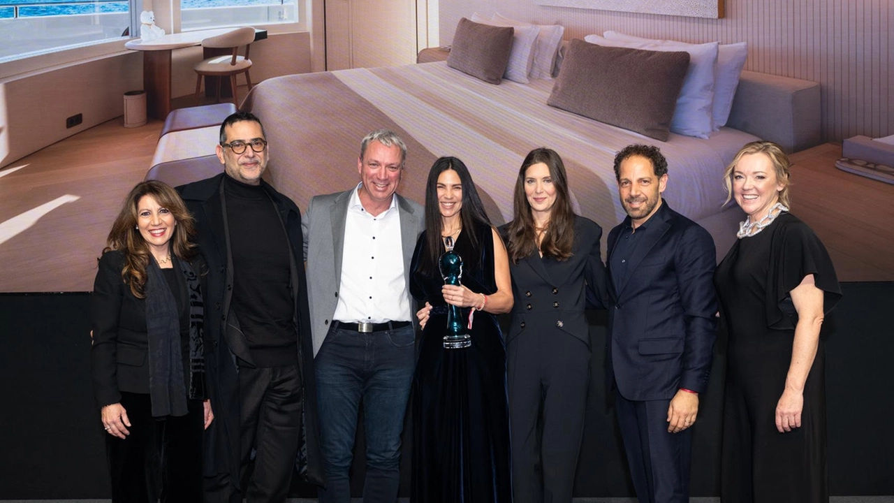 Un momento della premiazione per la categoria Best Interior Design con al centro l’armatrice e interior designer Nisrine Karagulla Un momento della premiazione per la categoria Best Interior Design con al centro l’armatrice e interior designer Nisrine Karagulla