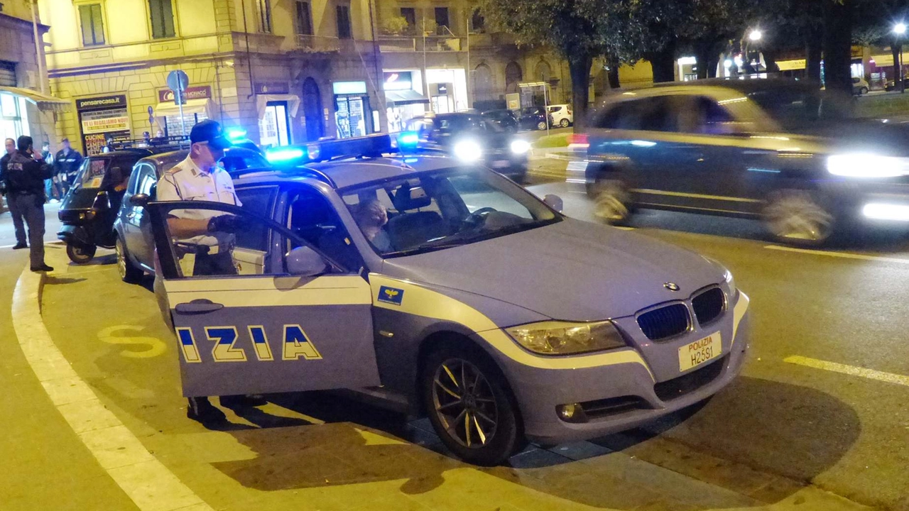 Polizia durante i controlli nella centralissima piazza Guido Monaco