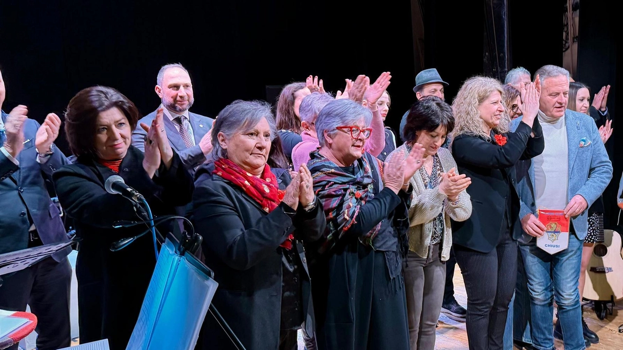 Il cartoncino anonimo trovato domenica sera insieme alle buste con le offerte. Al Teatro degli Arrischianti di Sarteano durante lo spettacolo di solidarietà. Il cartoncino anonimo trovato domenica sera insieme alle buste con le offerte. Al Teatro degli Arrischianti di Sarteano durante lo spettacolo di solidarietà.