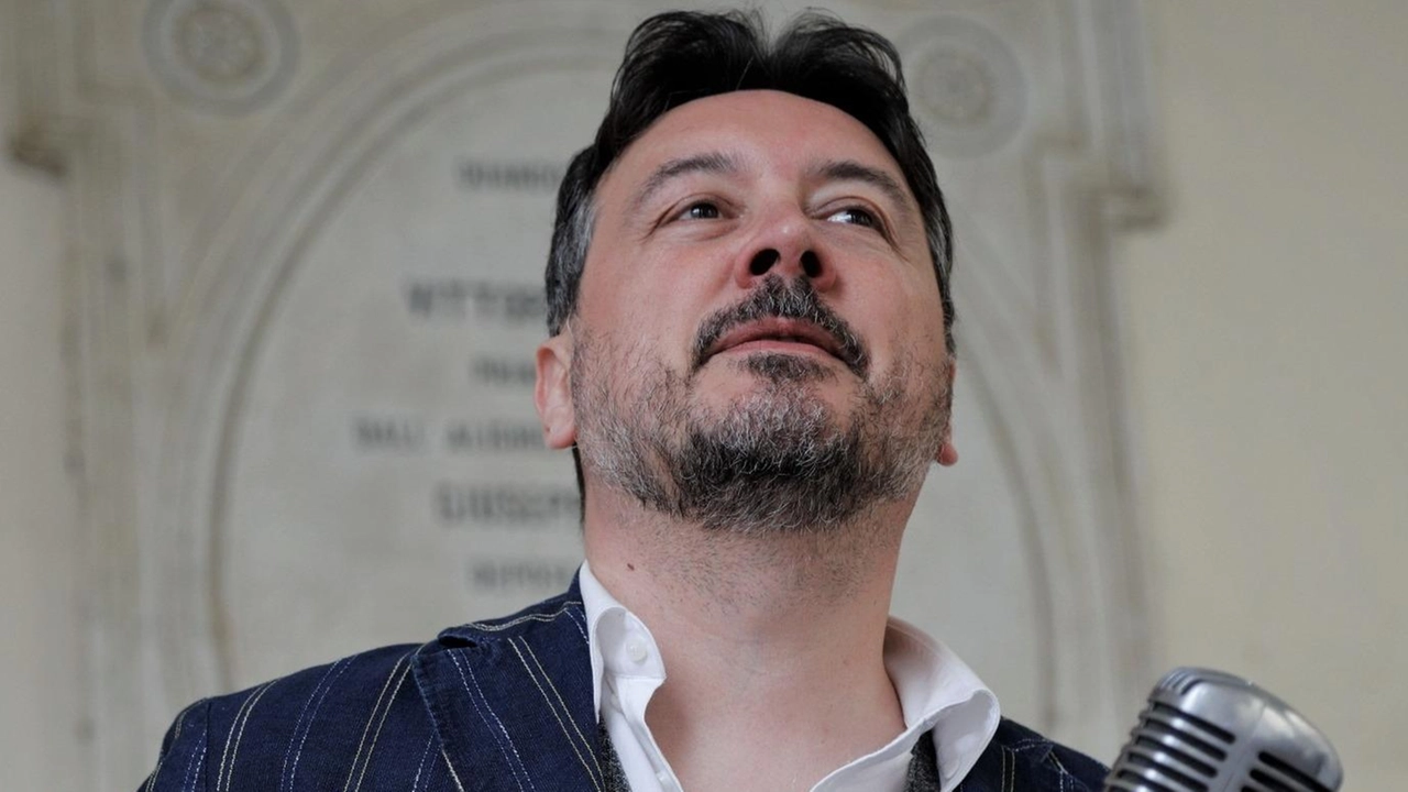 Andrea Vincenti, cantante dell’omonimo gruppo che domani sera porterà l’energia del jazz e dello swing a Cascine di Empoli, in occasione di “Musica nelle frazioni” Andrea Vincenti, cantante dell’omonimo gruppo che domani sera porterà l’energia del jazz e dello swing a Cascine di Empoli, in occasione di “Musica nelle frazioni”