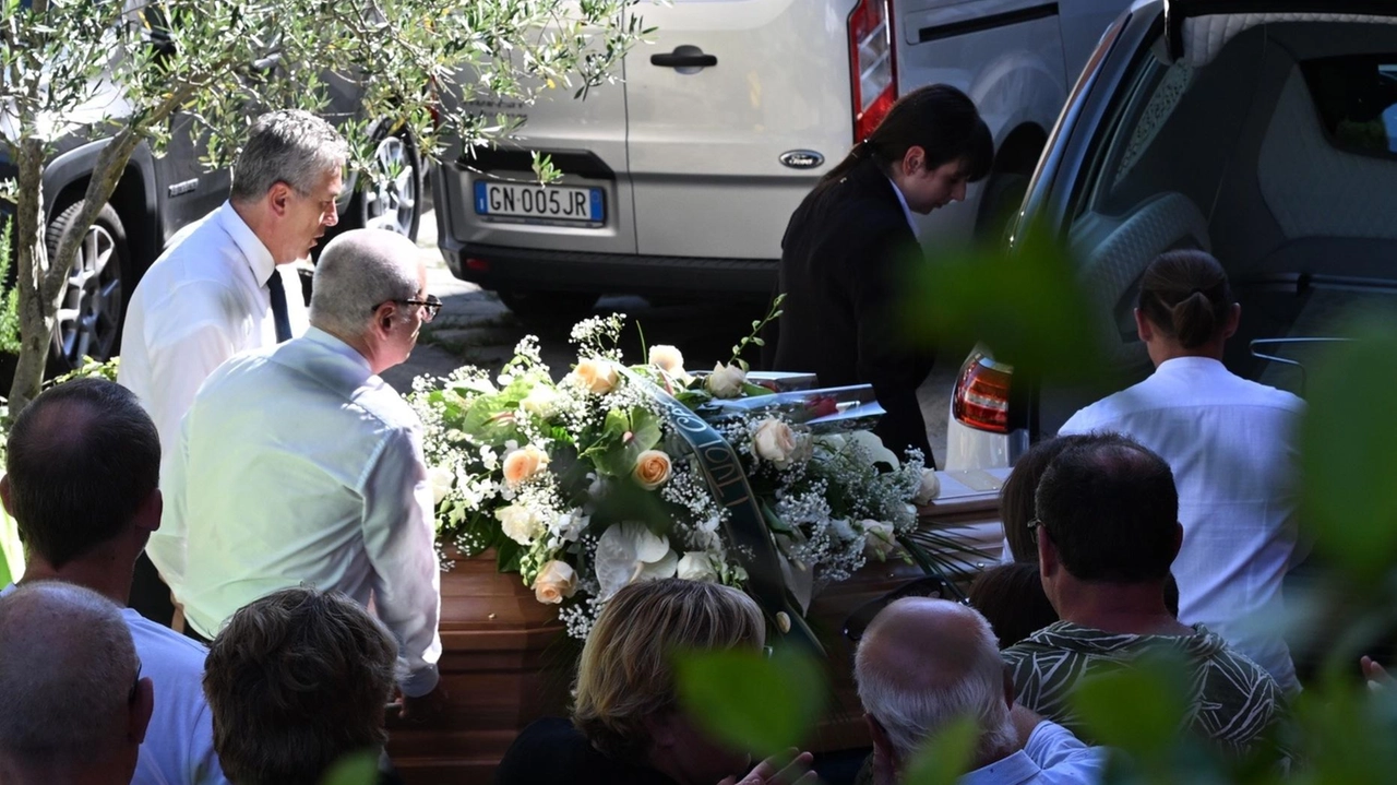 Commozione nella chiesetta di Sant’Agata per i funerali di Franco Lovari Commozione nella chiesetta di Sant’Agata per i funerali di Franco Lovari