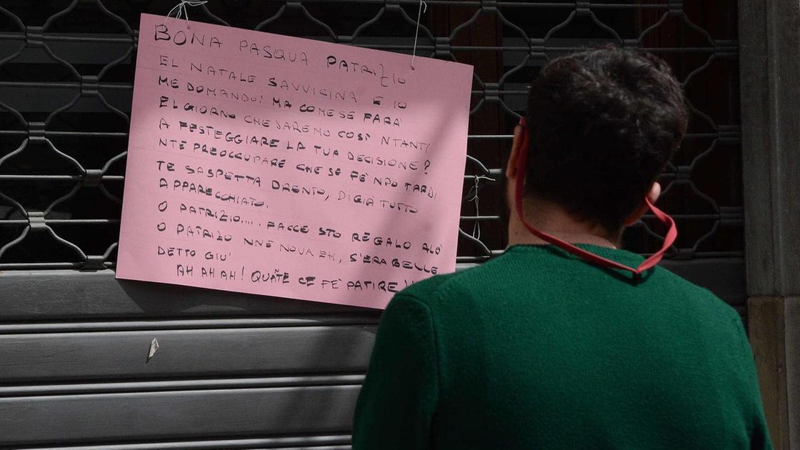 L’appello in dialetto a Bertelli. Un cartello appeso ai Costanti: "O Patrizio: facce sto regalo, alò"