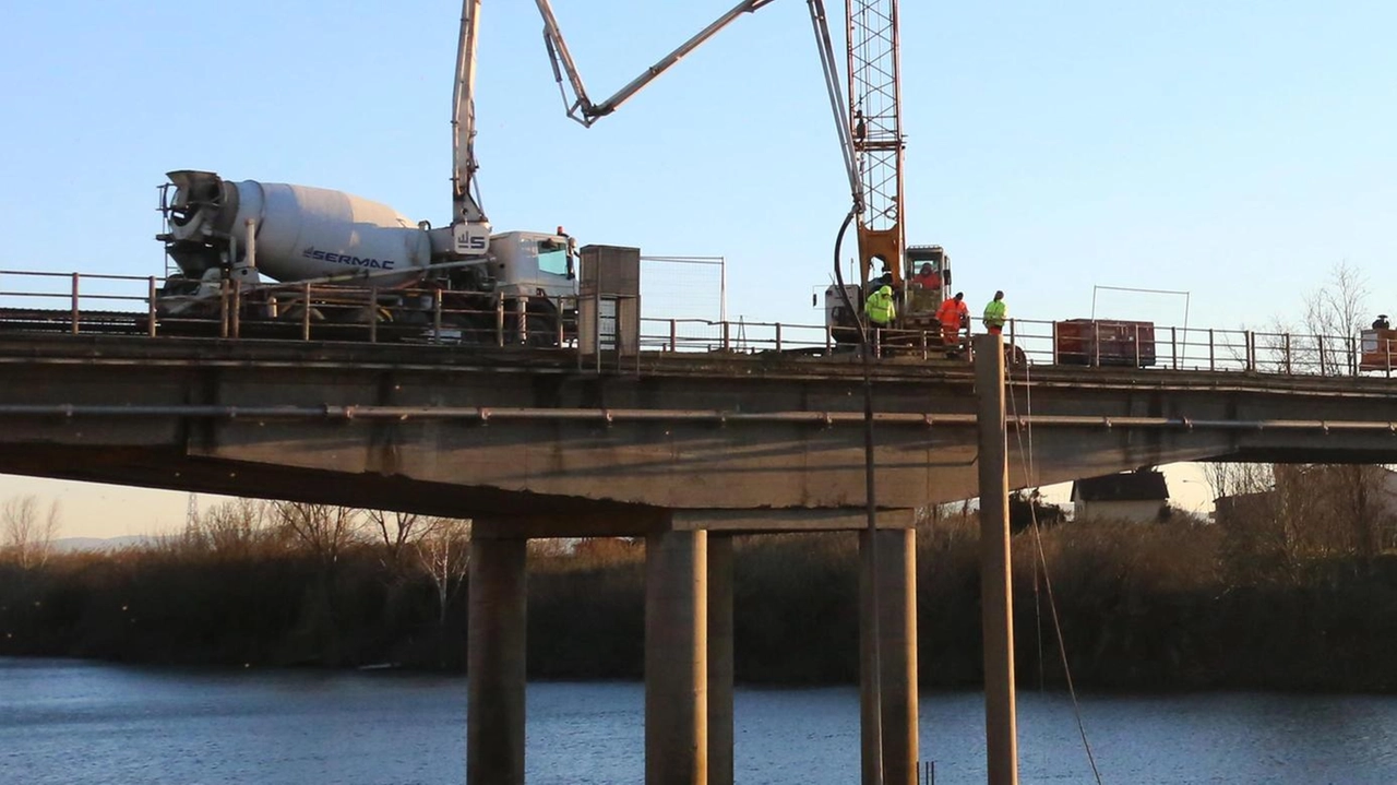 I lavori del primo lotto al ponte di via Giovanni XXIII tra Calcinaia e Oltrarno portati a termine gli scorsi anni per consolidare i piloni e l’intero impalcato verticale della struttura I lavori del primo lotto al ponte di via Giovanni XXIII tra Calcinaia e Oltrarno portati a termine gli scorsi anni per consolidare i piloni e l’intero impalcato verticale della struttura