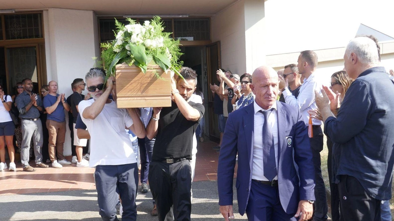 Il funerale di Iacopo Scuccimarra, scomparso a soli 47 anni a causa di un male incurabile Foto Attalmi Il funerale di Iacopo Scuccimarra, scomparso a soli 47 anni a causa di un male incurabile Foto Attalmi