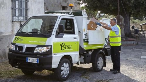 Il furgoncino di Ersu incaricato della raccolta dei rifiuti porta-a-porta Il furgoncino di Ersu incaricato della raccolta dei rifiuti porta-a-porta