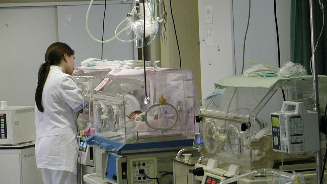 Bambino di 7 mesi muore in culla: tragedia a Campi Bisenzio