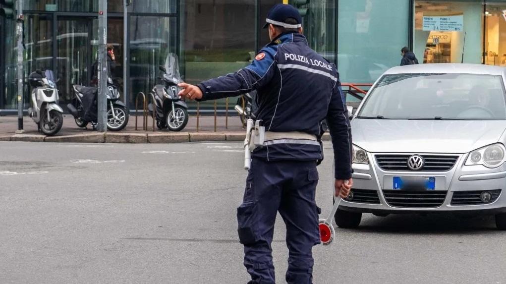 https://www.lanazione.it/image-service/view/acePublic/alias/contentid/ZjQyNGI3NjctY2ZmMi00/0/polizia-locale.jpeg?f=16:9&w=1200&h=630