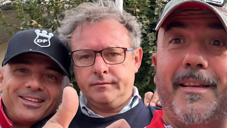 Il Consorzio Spurghisti Associati si mobilita nuovamente per aiutare Faenza dopo l'alluvione, mettendo a disposizione mezzi e uomini per ripulire strade e abitazioni. Il presidente Massimo Durgoni invita altri spurghisti a unirsi all'operazione. Il Consorzio Spurghisti Associati si mobilita nuovamente per aiutare Faenza dopo l'alluvione, mettendo a disposizione mezzi e uomini per ripulire strade e abitazioni. Il presidente Massimo Durgoni invita altri spurghisti a unirsi all'operazione.