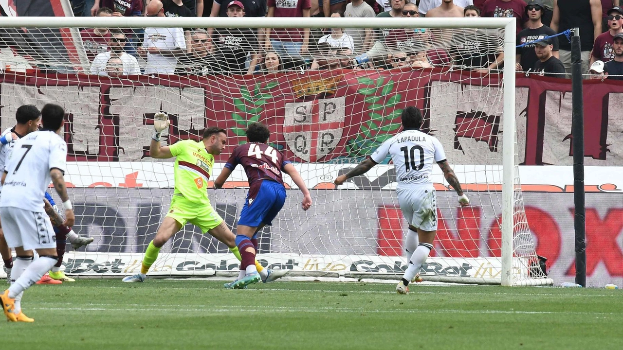 La Reggiana batte lo Spezia 2-1 a Reggio Emilia, segnando la terza vittoria consecutiva in Serie B. La Reggiana batte lo Spezia 2-1 a Reggio Emilia, segnando la terza vittoria consecutiva in Serie B.