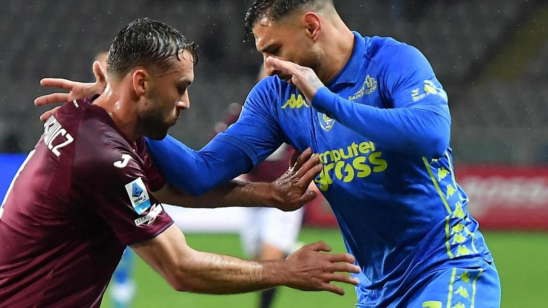 L’azzurro Giuseppe Pezzella in un contrasto con Sebastian Walukiewicz del Torino durante la partita di ieri sera