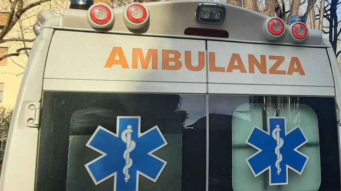 Un'ambulanza (Foto di repertorio) Un'ambulanza (Foto di repertorio)