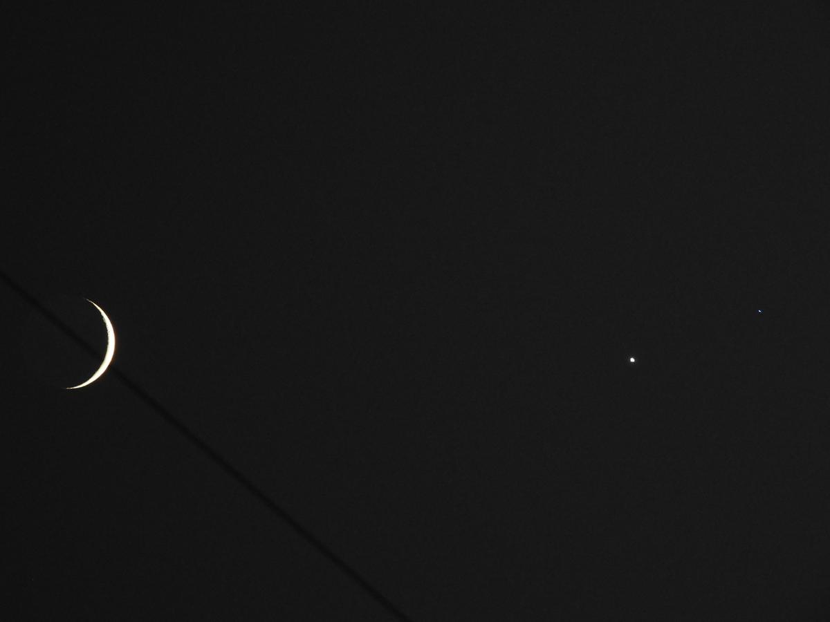 Il bacio cosmico tra la falce di Luna e Venere, spettacolo nel cielo notturno