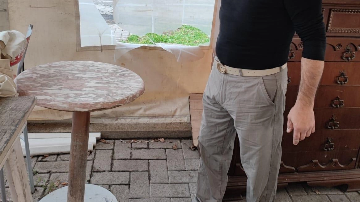 Luciano Macrì indica i danni causati dai vandali al Bomber Bar Luciano Macrì indica i danni causati dai vandali al Bomber Bar