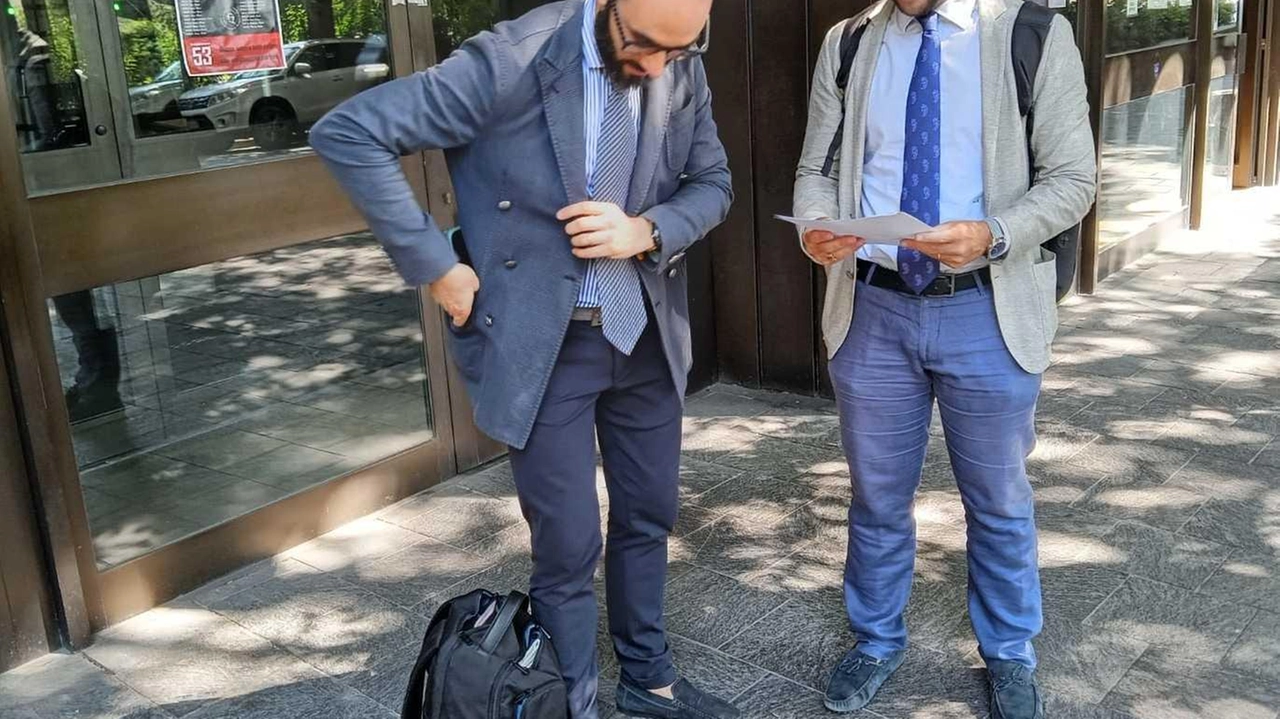 Gli avvocati Parodi e Betti all’uscita. dal tribunale dopo l’assegnazione delle perizie Gli avvocati Parodi e Betti all’uscita. dal tribunale dopo l’assegnazione delle perizie