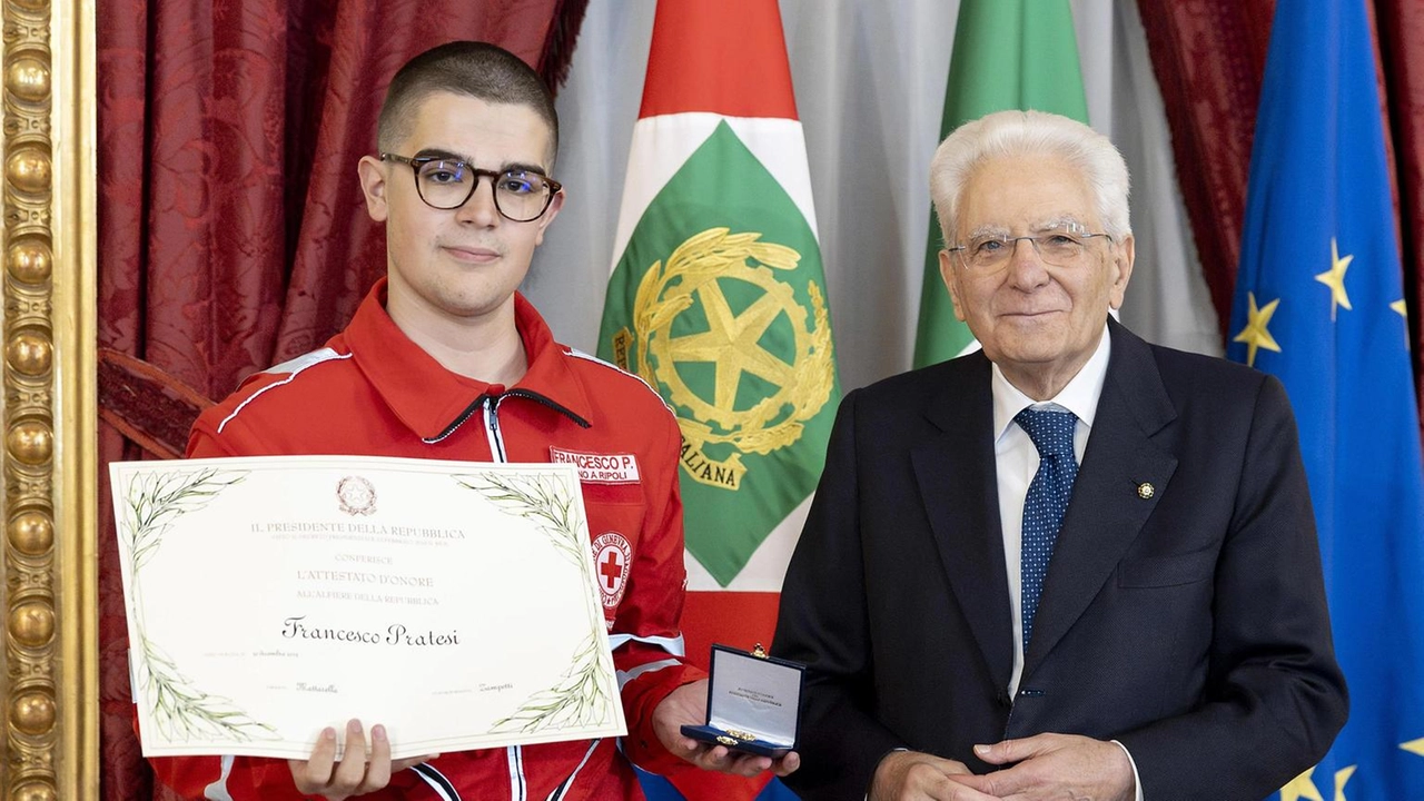 Francesco ha inventato un programma informatico. Ginevra invece ha messo la sua arte a disposizione. Francesco ha inventato un programma informatico. Ginevra invece ha messo la sua arte a disposizione.
