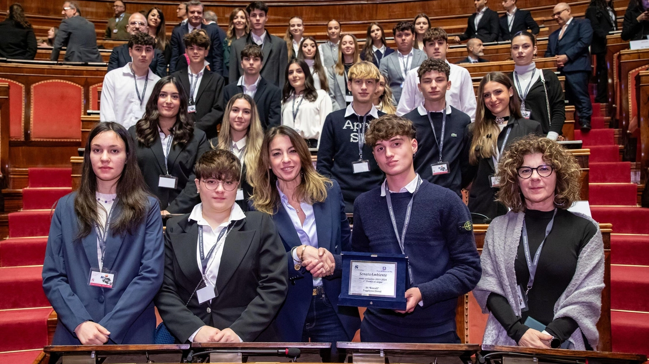 La Quarta A Relazioni Internazionali del Roncalli è stata premiata in Senato La Quarta A Relazioni Internazionali del Roncalli è stata premiata in Senato