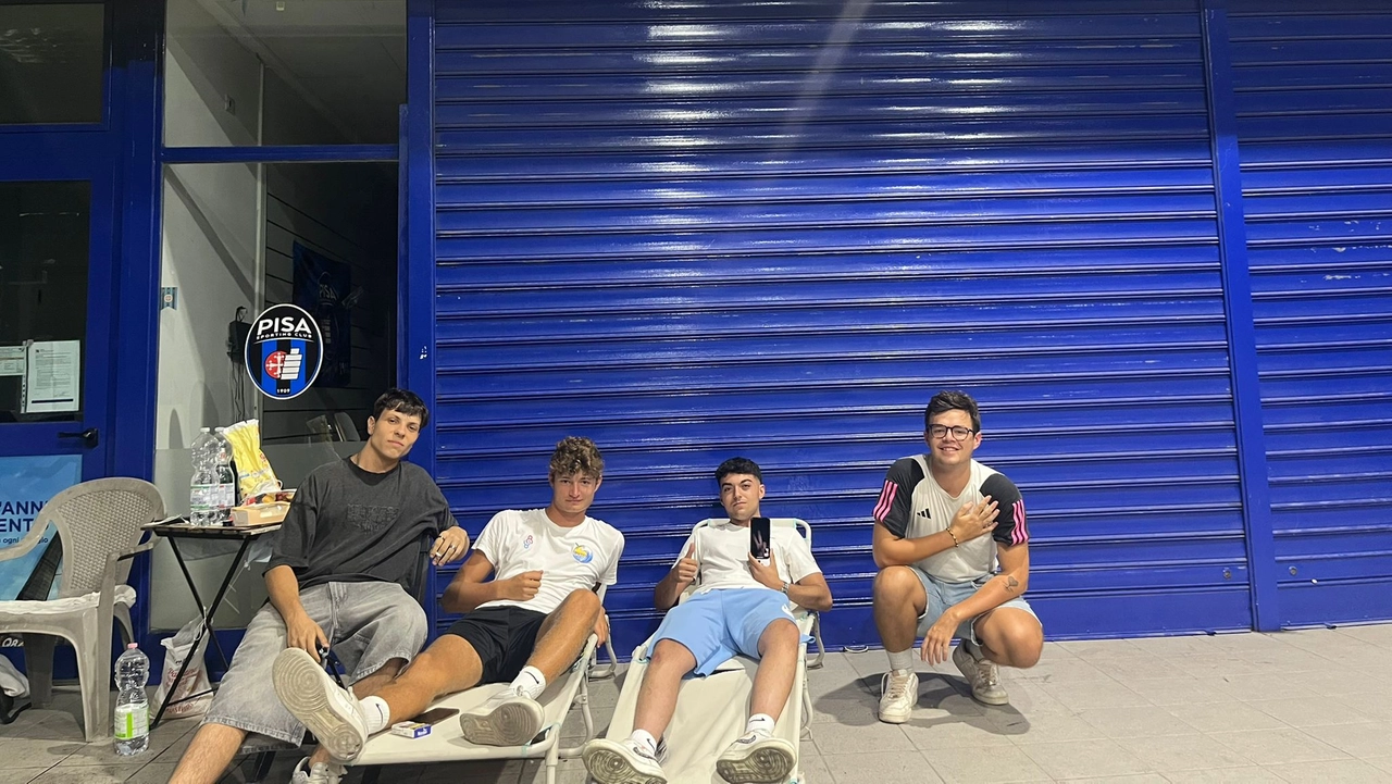 Attrezzati per passare la notte davanti al Pisa Store