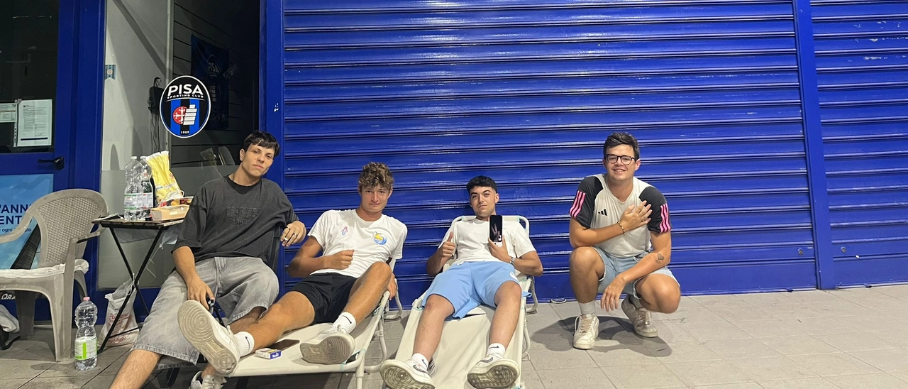 In fila per due giorni per l’abbonamento al Pisa in Serie A. Lettini, poltrone e numeri ‘anti furbetti’