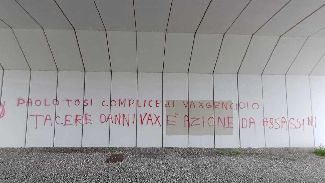 Una delle scritte nel sottopasso vicino all’ospedale