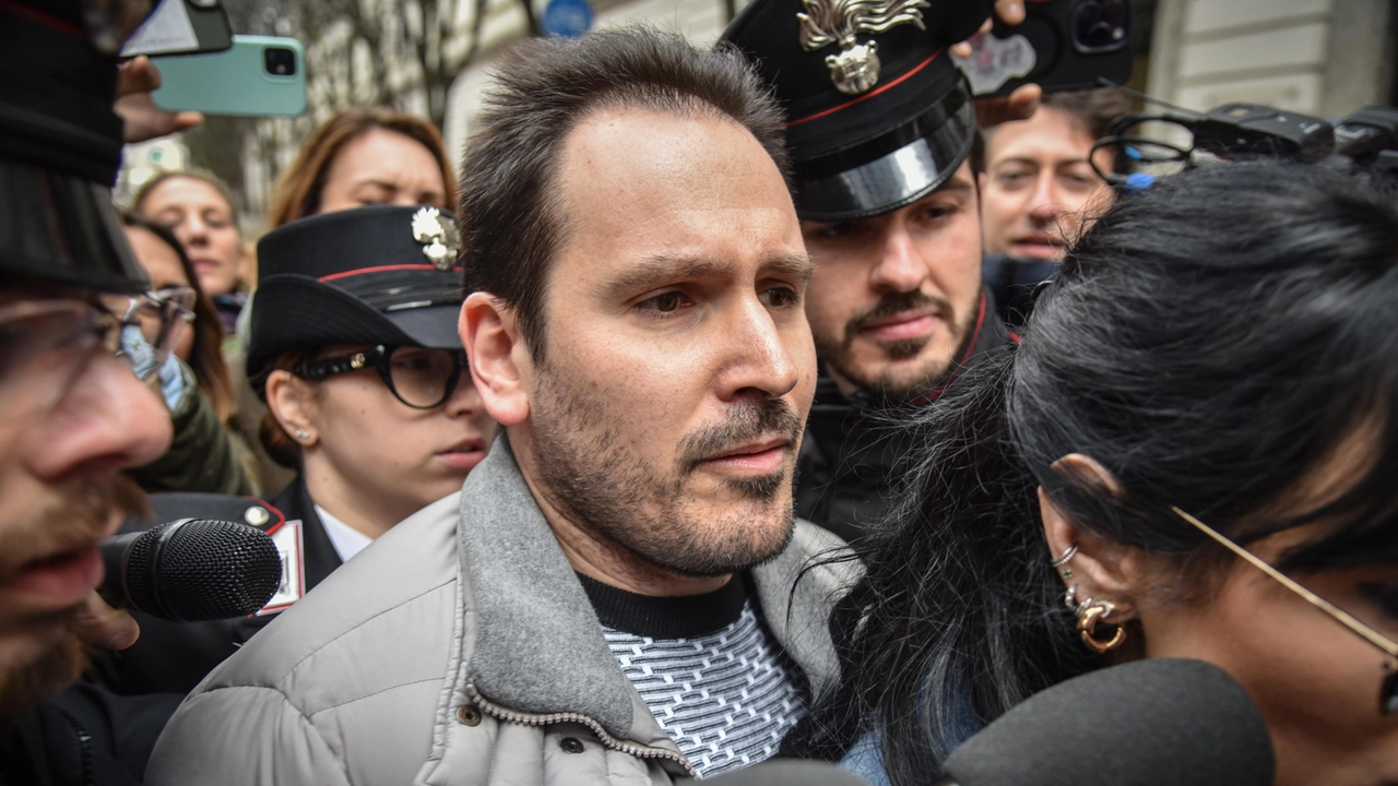 Andrea Sempio esce dalla caserma dei Carabinieri Montebello di via Vincenzo Monti accompagnato dai suoi avvocati (Foto Ansa) Andrea Sempio esce dalla caserma dei Carabinieri Montebello di via Vincenzo Monti accompagnato dai suoi avvocati (Foto Ansa)