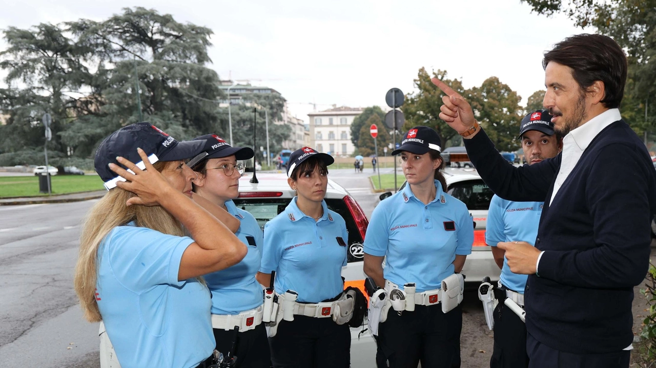 L’assessore alla Sicurezza, Andrea Giorgio, con alcuni agenti della polizia municipale L’assessore alla Sicurezza, Andrea Giorgio, con alcuni agenti della polizia municipale