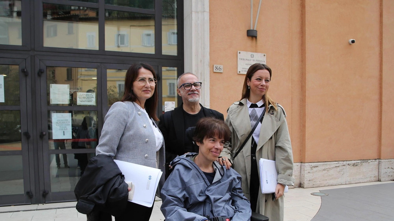Laura Santi, con il marito Stefano e i suoi legali, fuori dal Tribunale di Perugia
