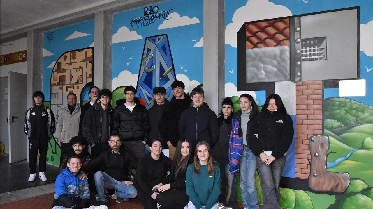 I ragazzi del Polo tecnologico «Manetti Porciatti» che hanno realizzato il murale alle loro spalle che adesso «accoglie» chi arriva nella scuola I ragazzi del Polo tecnologico «Manetti Porciatti» che hanno realizzato il murale alle loro spalle che adesso «accoglie» chi arriva nella scuola