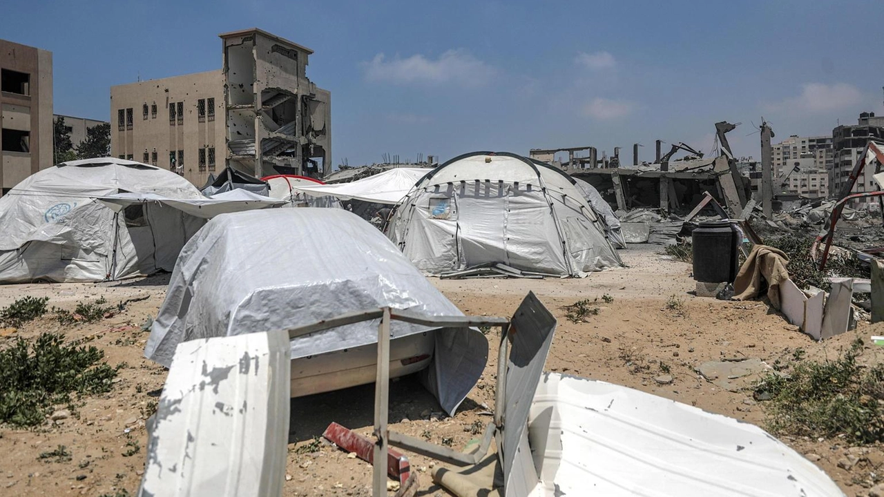 E' di almeno 16 morti il bilancio dell'attacco israeliano nel campo di al-Shati, nella parte occidentale di Gaza City. Lo... E' di almeno 16 morti il bilancio dell'attacco israeliano nel campo di al-Shati, nella parte occidentale di Gaza City. Lo...