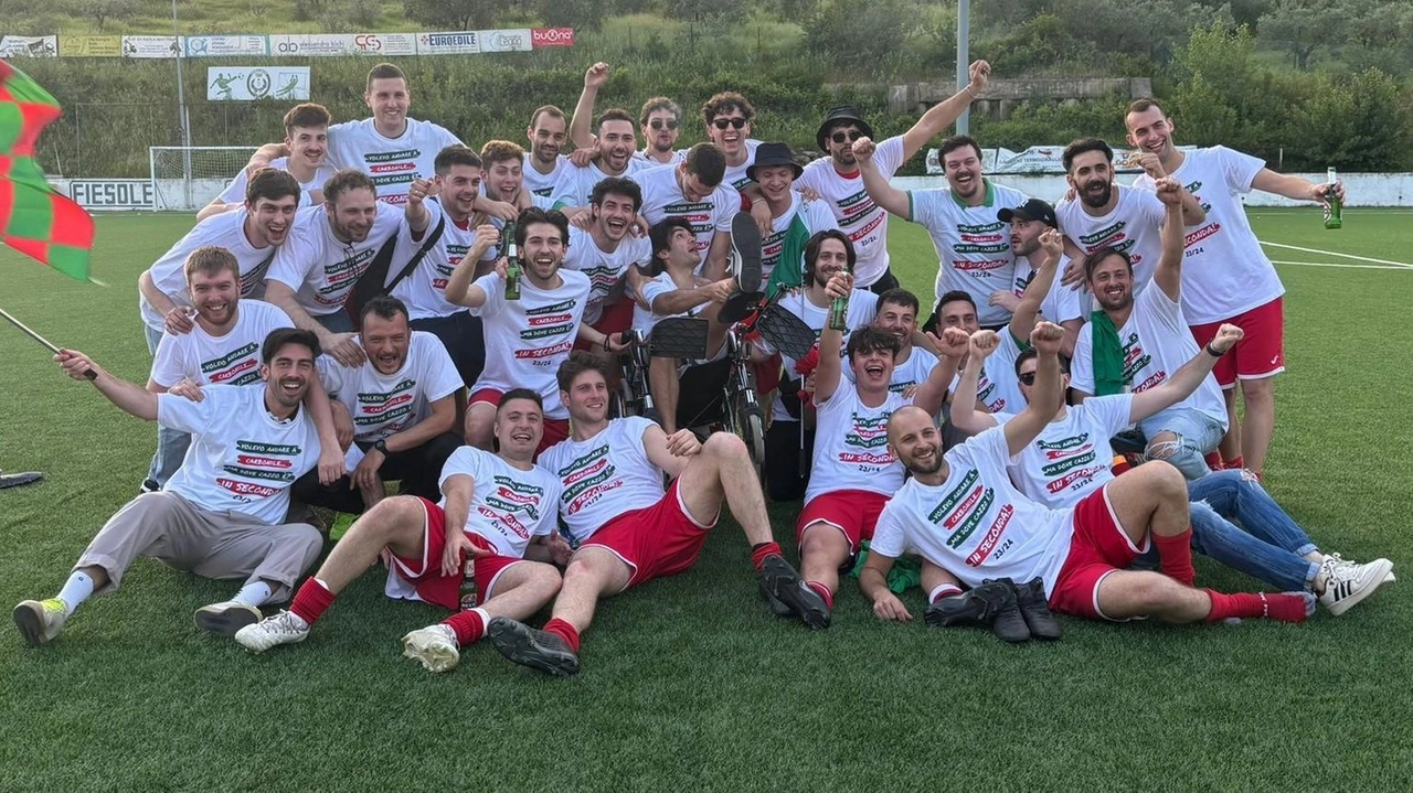 La gioia della squadra del Carbonile, neo promossa in Seconda categoria La gioia della squadra del Carbonile, neo promossa in Seconda categoria