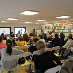 Sabato 10 maggio ad Arezzo un viaggio tra immagini e poesia, in dialogo con Maria Antonietta Oppo